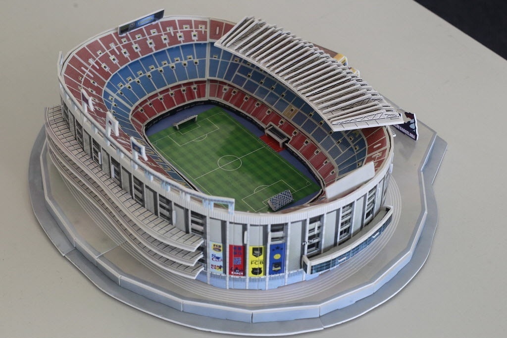 Camp Nou, palco que recebe o futebol de Neymar nesta temporada, também ganhou sua versão para montar - Reinaldo Canato/UOL