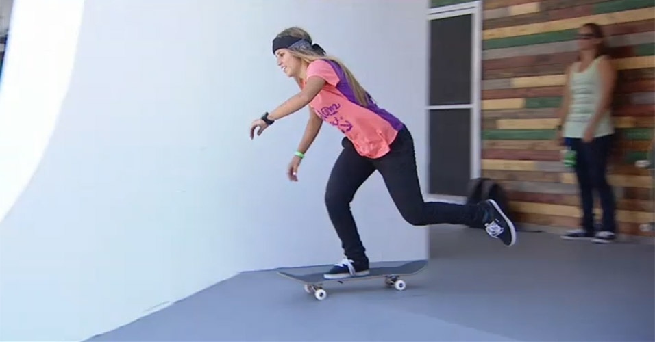 01.ago.2013 - Brasileira Leticia Bufoni compete no skate street dos X Games em Los Angeles; ela ficou com a medalha de ouro ao somar 88 pontos, contra 86 da segunda colocada, a norte-americana Lacey Baker