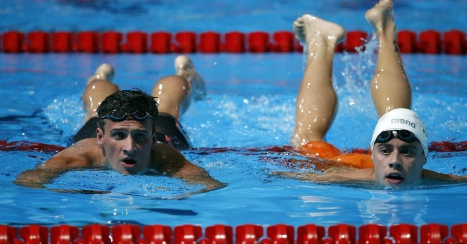 1.ago.2013 - Ryan Lochte (esq) e Thiago Pereira deixam a piscina após a final dos 200 m medley; Pereira ficou com o bronze e Lochte com o ouro