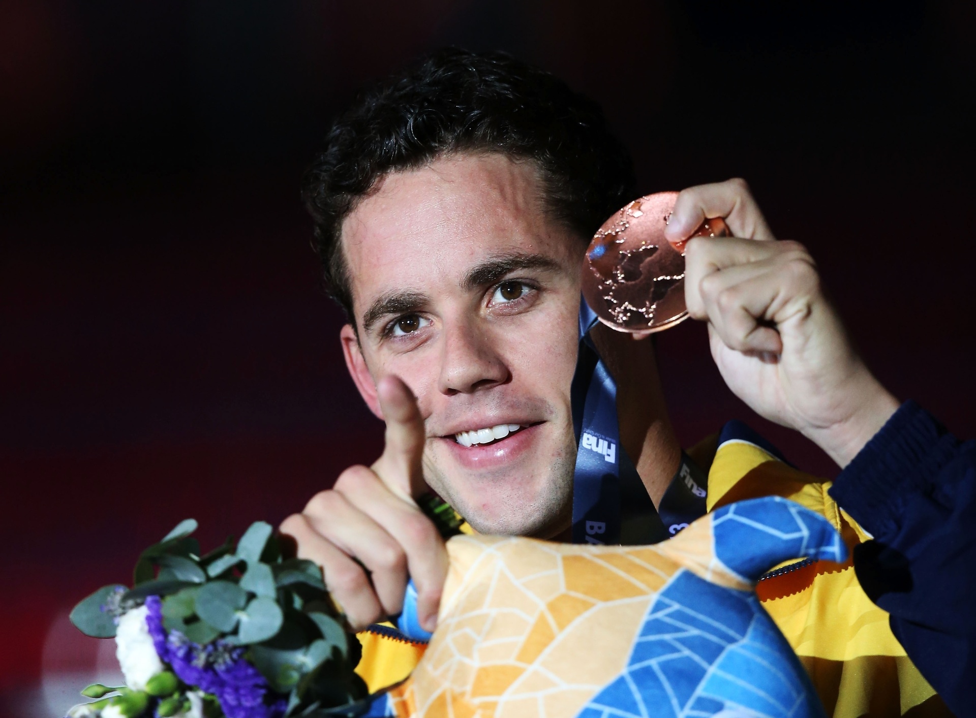 1.ago.2013 - Thiago Pereira mostra sua medalha de bronze conquistada nos 200 m medley - Quinn Rooney/Getty Images
