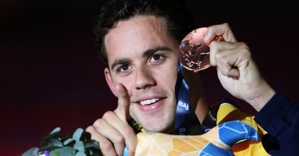 1.ago.2013 - Thiago Pereira mostra sua medalha de bronze conquistada nos 200 m medley