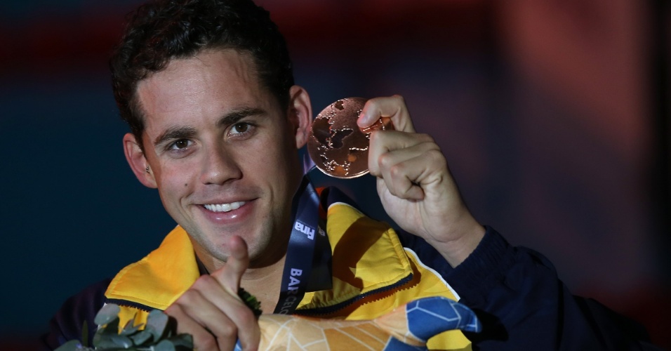 1.ago.2013 - Thiago Pereira sorri com a medalha de bronze conquistada nos 200 m medley