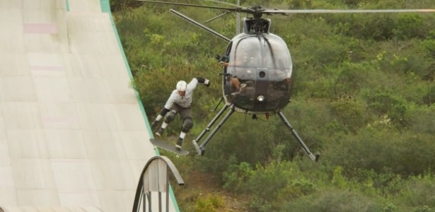 Bob Burnquist salta de helicóptero para fazer manobra na Megarampa em sua casa - Divulgação