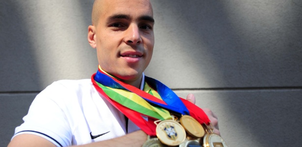Júlio César, goleiro do Corinthians e recordista de títulos, exibe suas medalhas para o UOL - Junior Lago
