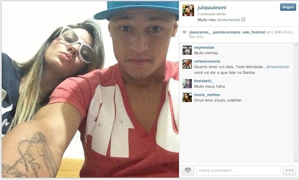 Neilton, titular do Santos, tira foto com a namorada Juliana ao fundo - Reprodução/Instagram