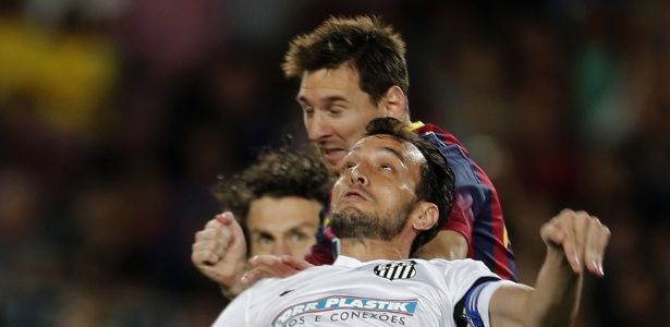Edu Dracena disputa jogada pelo alto com Messi no jogo que terminou 8 a 0 - AFP PHOTO/ JOSE JORDAN