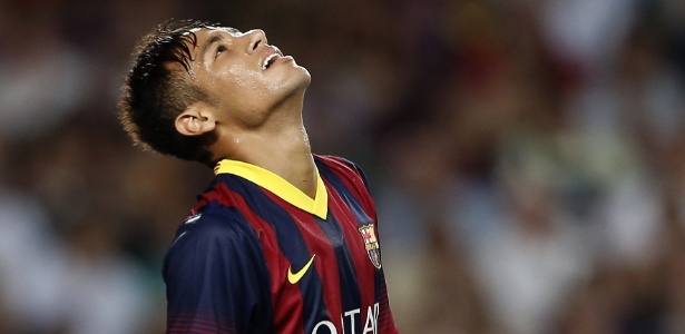 Neymar lamenta chance perdida para o Barcelona no jogo contra o Santos -  AFP PHOTO/ JOSE JORDAN