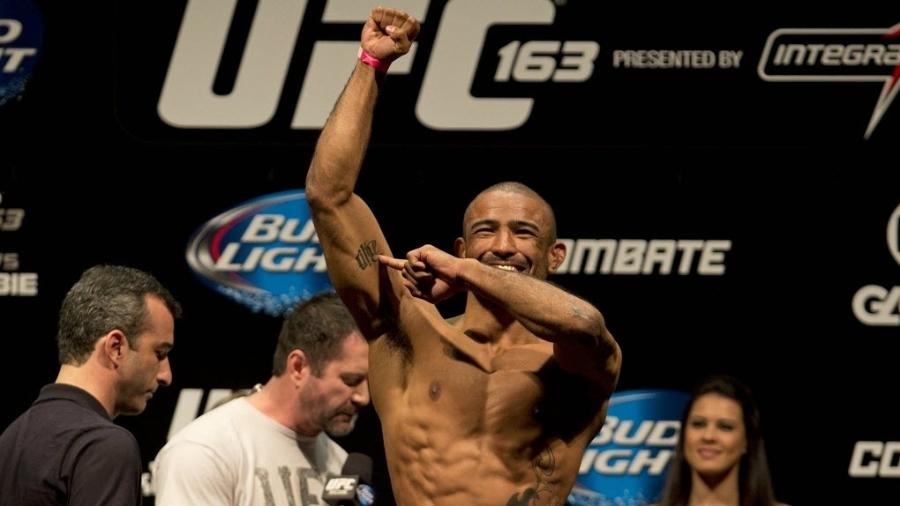 Brasileiro Sergio Moraes comemora após bater o peso para enfrentar Neil Magny no UFC Rio 4 - Julio Cesar Guimarães/UOL