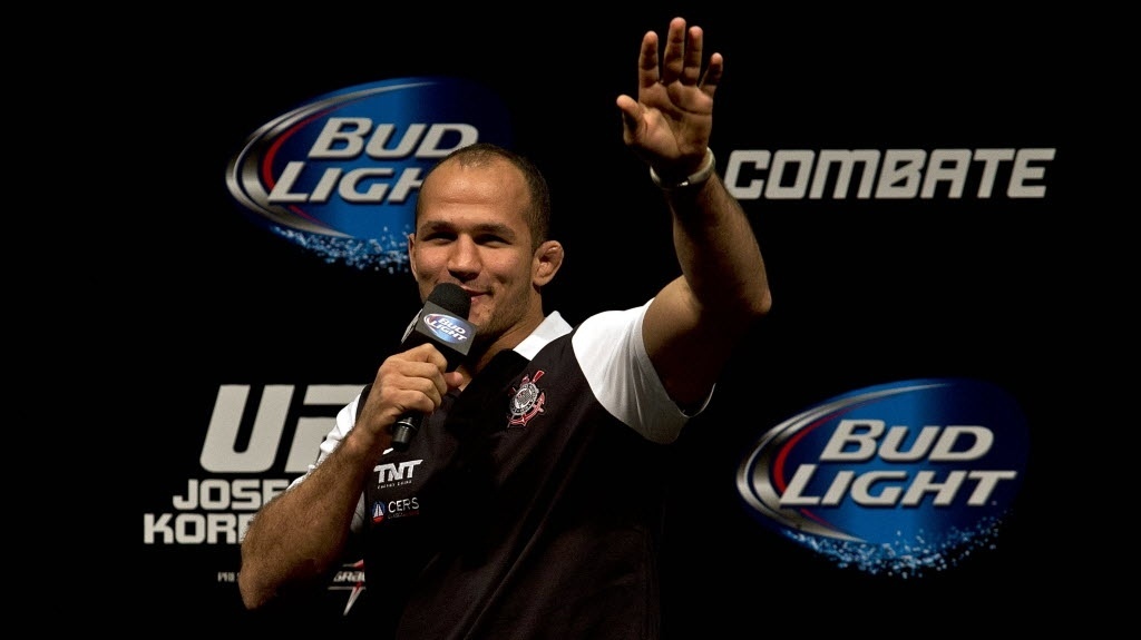 02.ago.2013 - Ex-campeão e próximo desafiante do cinturão dos pesados, brasileiro Junior Cigano acena para o público antes da pesagem do UFC Rio 4 - Julio Cesar Guimarães/UOL