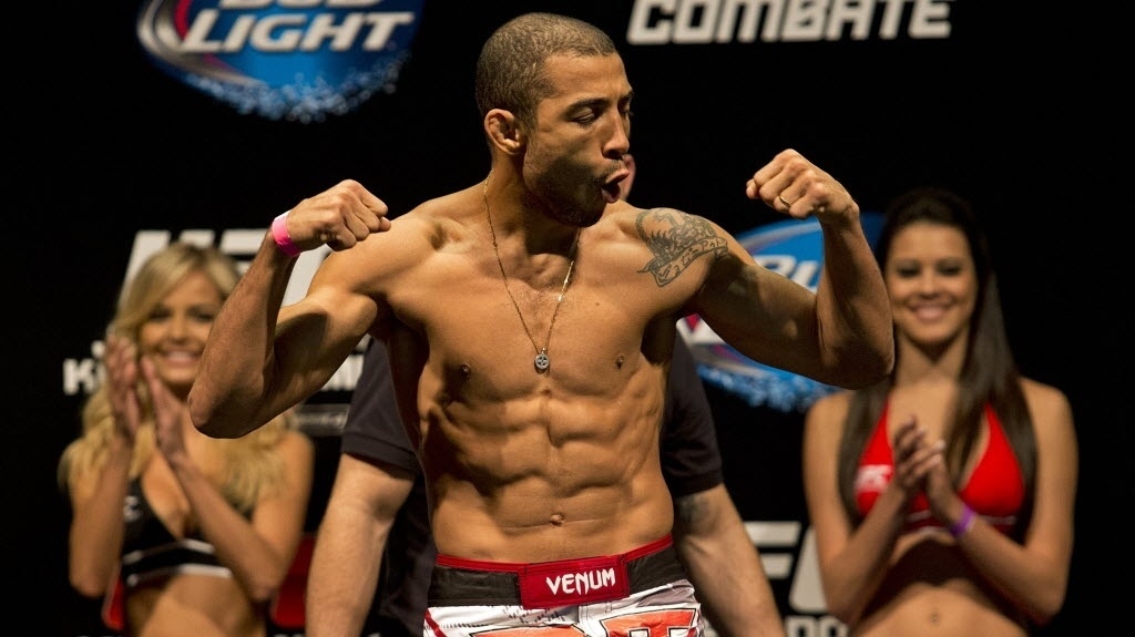 02.ago.2013 - José Aldo comemora após bater o peso para a luta contra Zumbi Coreano no UFC Rio 4 - Julio Cesar Guimarães/UOL