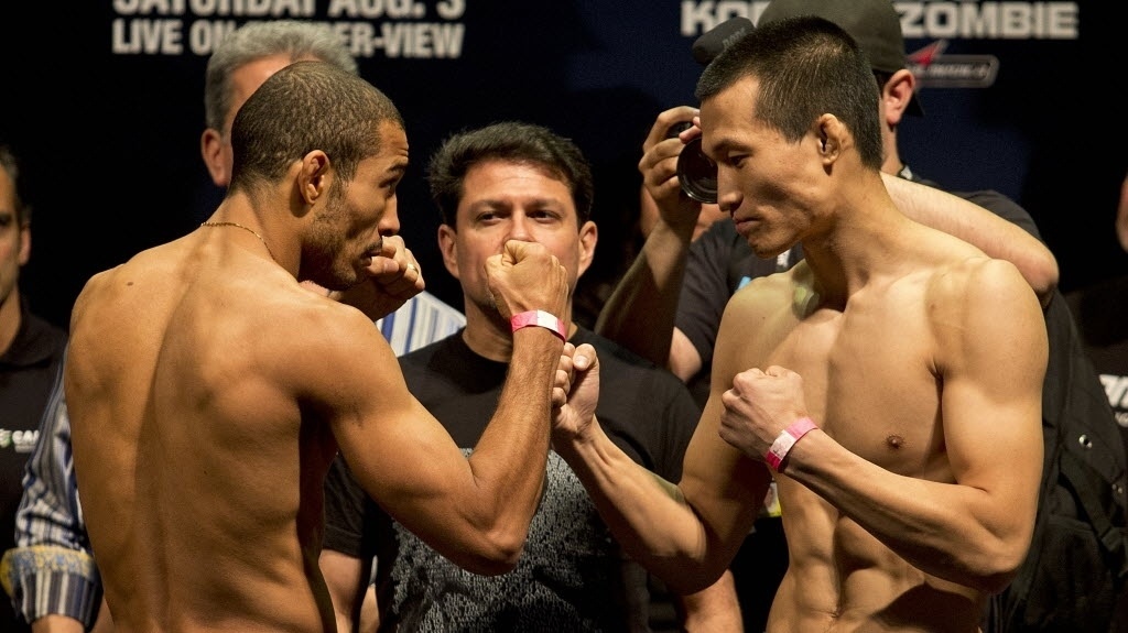 02.ago.2013 - José Aldo e Zumbi Coreano se encaram após a pesagem do UFC Rio 4 - Julio Cesar Guimarães/UOL