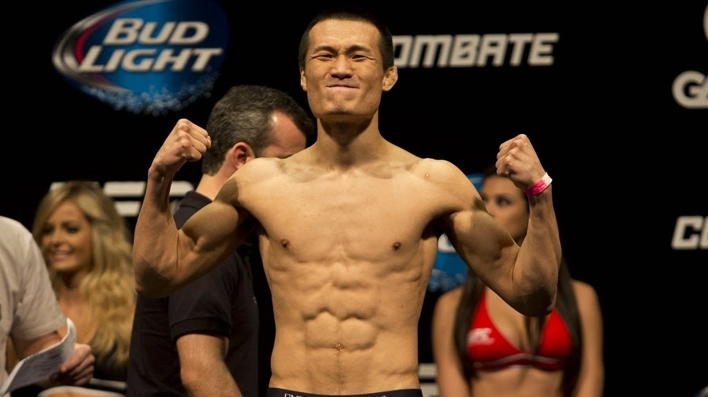 02.ago.2013 - Rival de José Aldo, Zumbi Coreano comemora ao bater o peso para lutar no UFC Rio 4 - Julio Cesar Guimarães/UOL