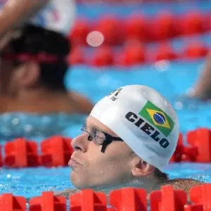2.ago.2013 - César Cielo observa seu resultado nas eliminatórias dos 50 m livre; ele fez o 2° tempo - AFP PHOTO / FRANCOIS XAVIER MARIT