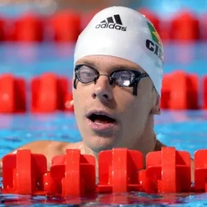 2.ago.2013 - César Cielo observa seu resultado nas eliminatórias dos 50 m livre; ele fez o 2° tempo - AFP PHOTO / FRANCOIS XAVIER MARIT
