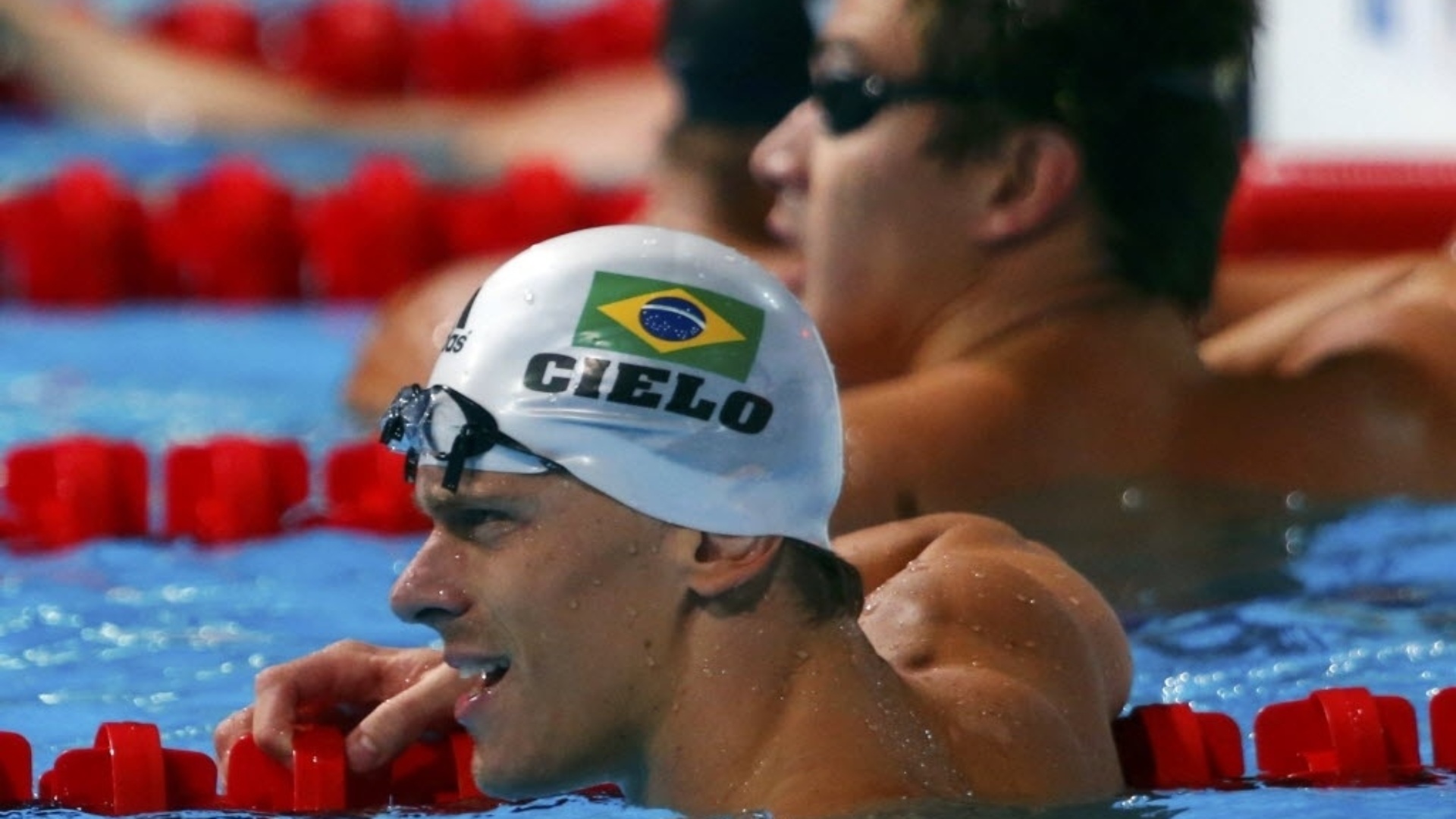 2.ago.2013 - César Cielo observa seu tempo após as semifinais dos 50 m livre; ele avançou para a decisão
