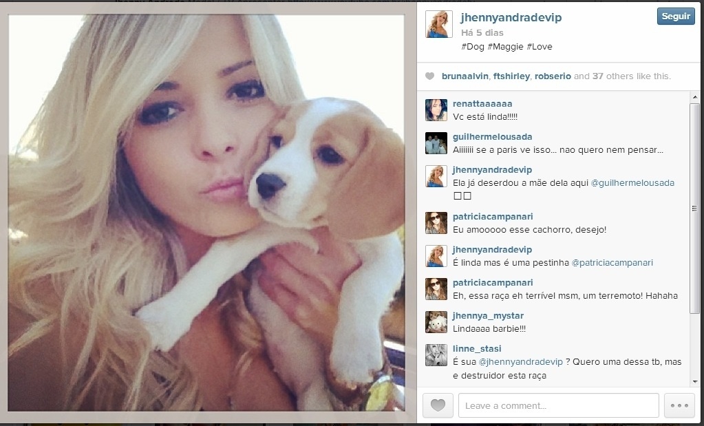 A nova ring girl do UFC, Jhenny Andrade, posa com cachorrinho em foto postada no seu Instagram - Reprodução/Instagram