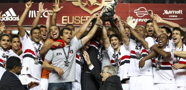 Rogério Ceni, apoiado por todo o elenco do São Paulo, ergue a taça da Eusébio Cup - Jose Sena Goulão/EFE