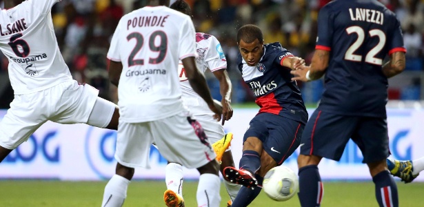 Lucas cruzou para Alex marcar o gol do título do  PSG na Supercopa da França - AFP PHOTO / FRANCK FIFE 