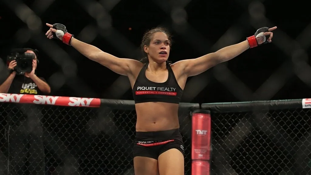 03.ago.2013 - Amanda Nunes comemora vitória sobre Sheila Gaff no UFC Rio 4, neste sábado - Julio Cesar Guimaraes/UOL