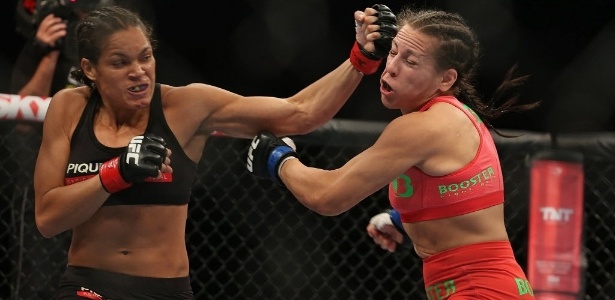 Amanda Nunes (esq.) troca golpes com Sheila Gaff durante UFC Rio 4 - Julio Cesar Guimaraes/UOL