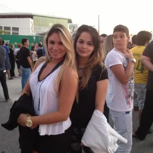 03.ago.2013 - Belas mulheres chegam para acompanhar as lutas do UFC Rio 4. Evento terá a disputa de cinturão dos penas entre José Aldo e Zumbi Coreano, além de Lyoto Machida enfrentando Phil Davis - Rodrigo Farah/UOL