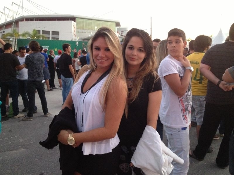 03.ago.2013 - Belas mulheres chegam para acompanhar as lutas do UFC Rio 4. Evento terá a disputa de cinturão dos penas entre José Aldo e Zumbi Coreano, além de Lyoto Machida enfrentando Phil Davis - Rodrigo Farah/UOL
