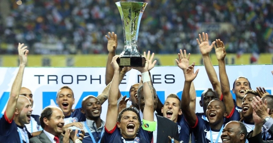 03.ago.2013 - Brasileiro Thiago Silva levanta a taça da Supercopa da França, conquistada pelo PSG