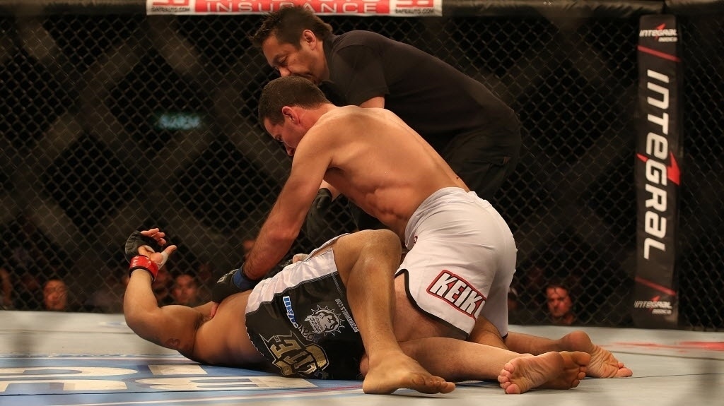 03.ago.2013 - Na última luta do card preliminar, Vinny Magalhães - que essa semana se notabilizou pelo UOL Esporte ter revelado que ele é irmão do cantor Sidney Magal - sofreu uma derrota relâmpago para Anthony Perosh - Julio Cesar Guimaraes/UOL