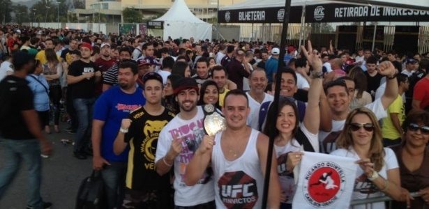 O público chega para acompanhar o UFC Rio 4 na HSBC Arena: local não esteve lotado no evento - Rodrigo Farah/ UOL