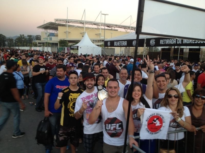 03.ago.2013 - Público chega para a disputa do UFC Rio 4 na HSBC Arena, no Rio de Janeiro - Rodrigo Farah/UOL