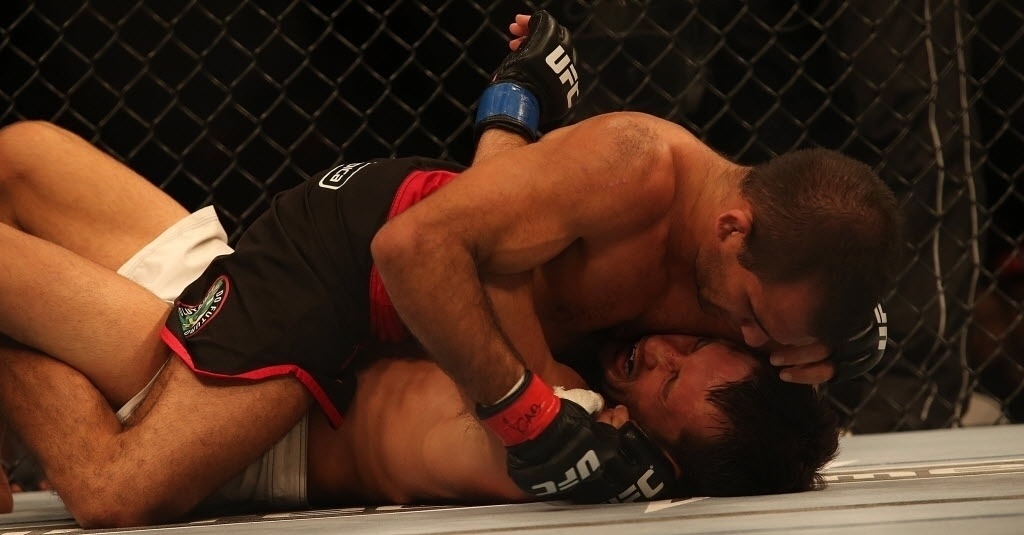 03.ago.2013 - Rani Yahya leva a luta para o chão e vence Josh Clopton durante UFC Rio 4, neste sábado, na HSBC Arena - Julio Cesar Guimaraes/UOL