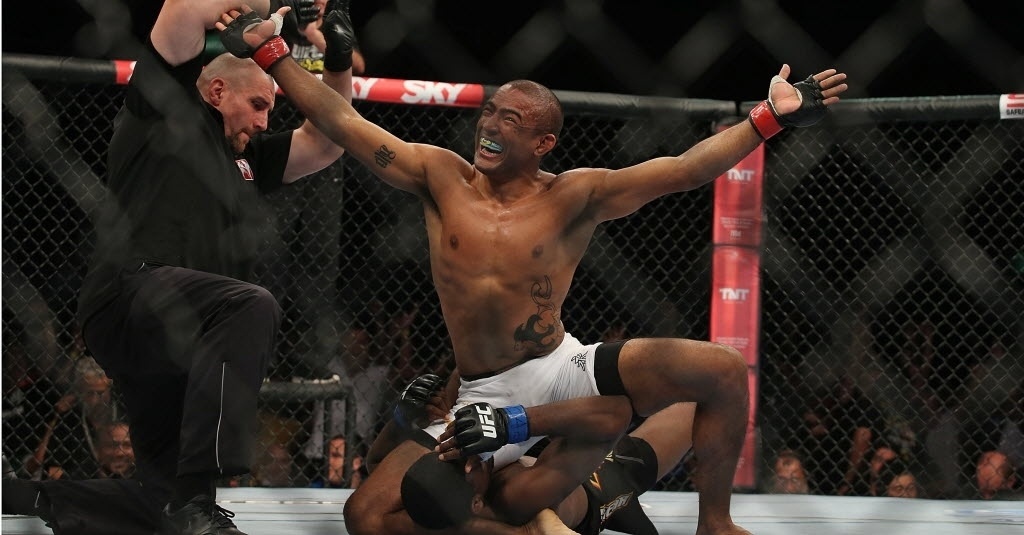 03.ago.2013 - Serginho Moraes comemora vitória sobre Neil Magny no UFC Rio 4 - Julio Cesar Guimaraes/UOL