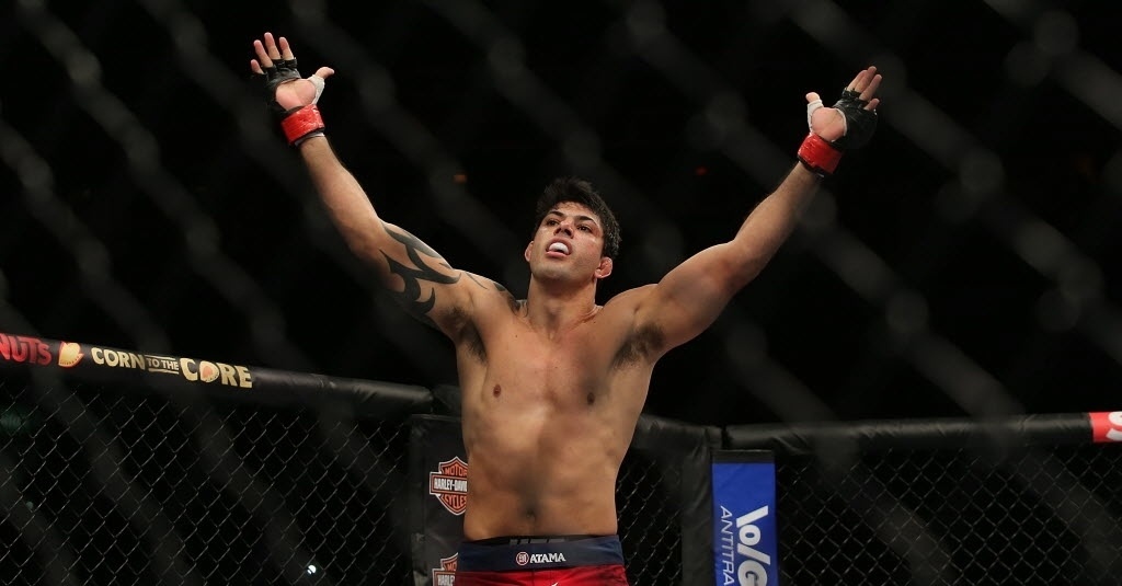 03.ago.2013 - Viscardi Andrade, que participou do TUF Brasil 2, vence Bristol Marunde por nocaute técnico. Ele comemorou bastante o triunfo na primeira luta do UFC. "Estou treinando todo dia. o Rio é a minha casa e era o que eu queria mostrar hoje. Eu treinei muito e sabia que tinha que dar um show para essa galera do Rio. Nós lutamos para vocês", diz Viscardi após a vitória - Julio Cesar Guimaraes/UOL