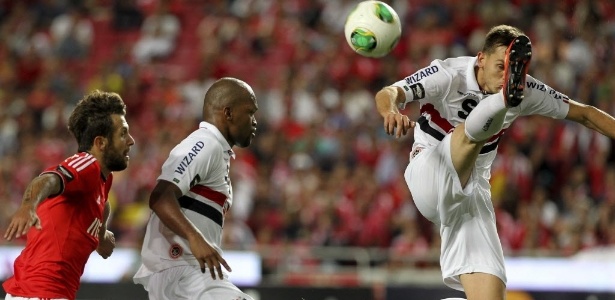  Zagueiro Rafael Tolói (d) disse que o São Paulo "precisa" vencer a próxima partida - AFP PHOTO/ PEDRO NUNES
