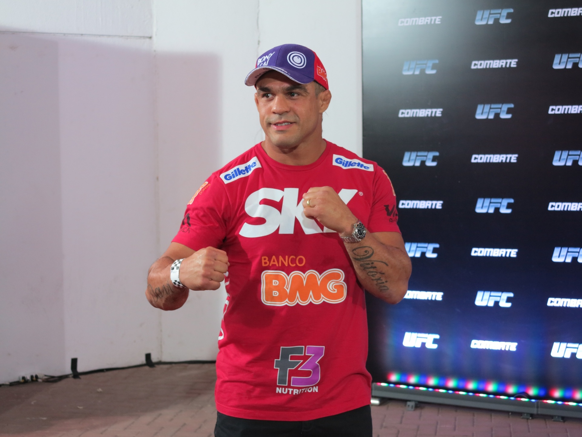 03.ago.2013 - Vitor Belfort posa para foto no tapete vermelho do UFC Rio 4 - Vinicius Castro/UOL