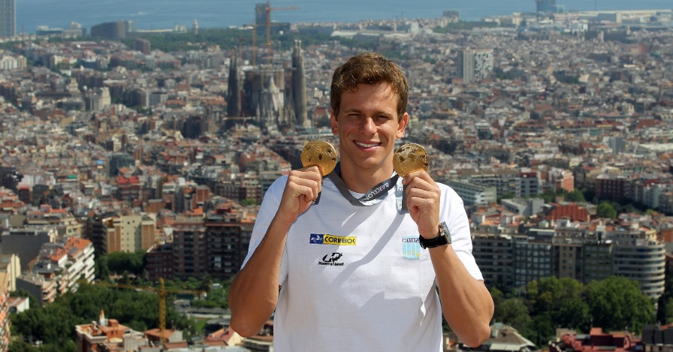 04.ago.2013 - Brasileiro Cesar Cielo posa para fotos em Barcelona com as duas medalhas de ouro conquistadas no Mundial