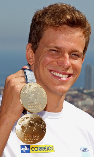 04.ago.2013 - Brasileiro Cesar Cielo posa para fotos em Barcelona com as duas medalhas de ouro conquistadas no Mundial