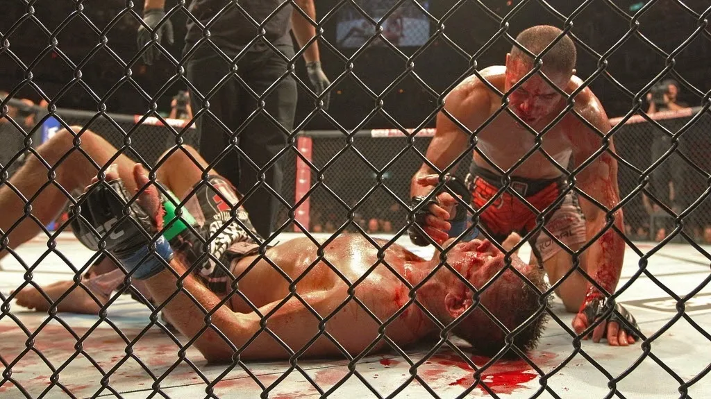 04.ago.2013 - Brasileiro Thales Leites (de vermelho) e Tom Watson fazem luta sangrenta no UFC Rio 4. O brasileiro venceu o confronto - Julio Cesar Guimaraes/UOL