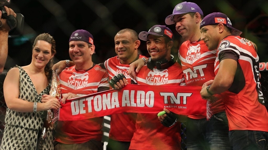 04.ago.2013 - José Aldo comemora com sua equipe e sua mulher a vitória sobre o Zumbi Coreano no UFC Rio 4 - Julio Cesar Guimarães/UOL