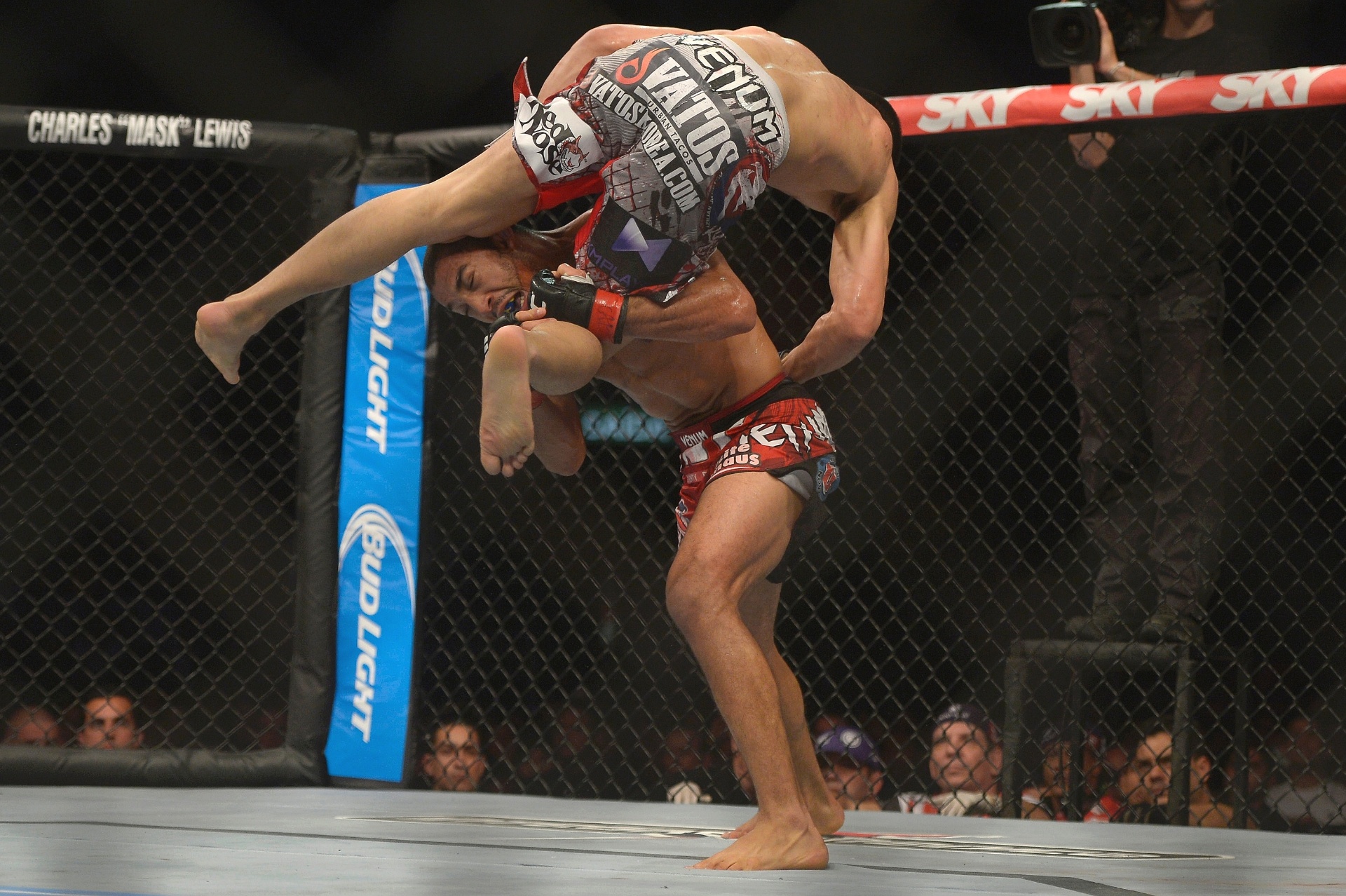 04.ago.2013 - José Aldo se defende de joelhada voadora e já emenda uma queda no Zumbi Coreano em sua vitória no Rio - Alexandre Loureiro/inovafoto/Divulgação