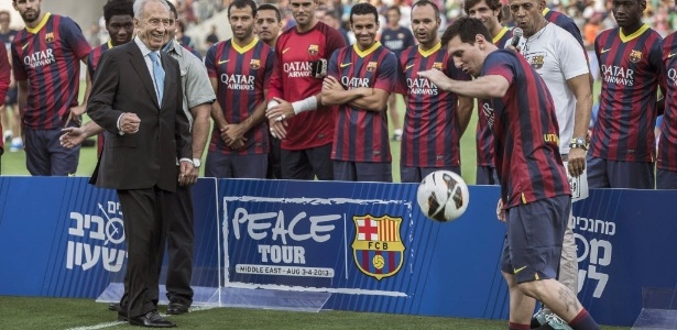 Messi faz embaixadinhas com Simón Peres, presidente de Israel - Oliver Weiken/EFE/EPA