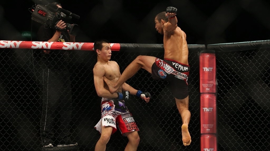 04.ago.2013 - Na principal luta da noite, o brasileiro José Aldo aplica golpe em Zumbi Koreano na decisão dos pesos penas no UFC Rio 4 - Julio Cesar Guimaraes/UOL