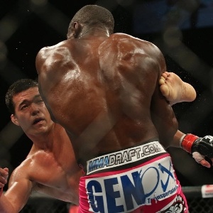 Em uma decisão bastante polêmica dos juízes, Lyoto Machida acabou derrotado por Phil Davis neste sábado à noite. O carateca do Pará não fez valer o favoritismo no UFC Rio 4 e voltou a se afastar da disputa do cinturão dos meio-pesados do Ultimate. - Julio Cesar Guimaraes/UOL