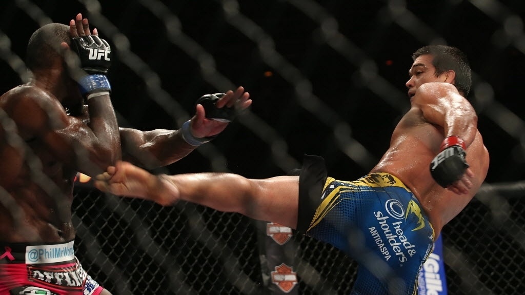 Em uma decisão bastante polêmica dos juízes, Lyoto Machida acabou derrotado por Phil Davis neste sábado à noite. O carateca do Pará não fez valer o favoritismo no UFC Rio 4 e voltou a se afastar da disputa do cinturão dos meio-pesados do Ultimate. - Julio Cesar Guimaraes/UOL