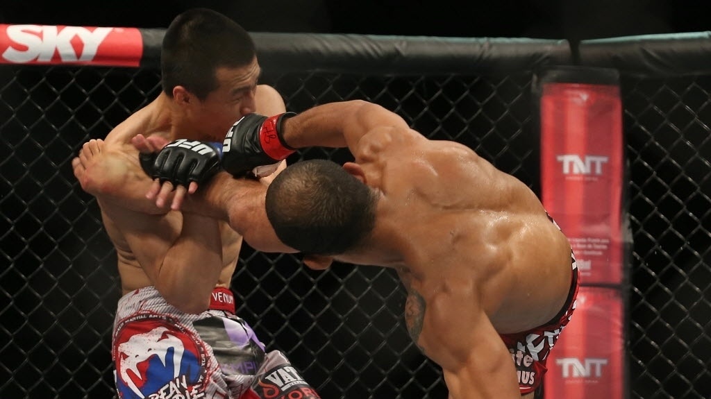 Na principal luta da noite, o brasileiro José Aldo aplica golpe em Zumbi Koreano na decisão dos pesos penas no UFC Rio 4 - Julio Cesar Guimaraes/UOL