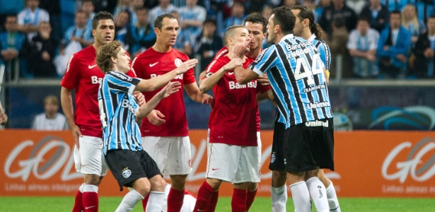 Grêmio e Internacional fizeram jogo tenso com três expulsões no início deste mês - Vinícius Costa/ Preview.com