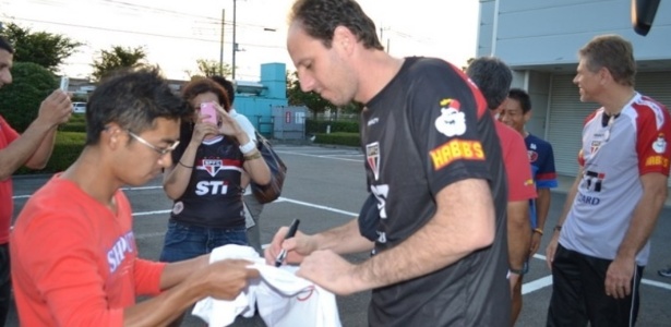 Rogério Ceni atende torcedor no Japão em excursão do São Paulo - Site oficial do São Paulo/www.saopaulofc.net