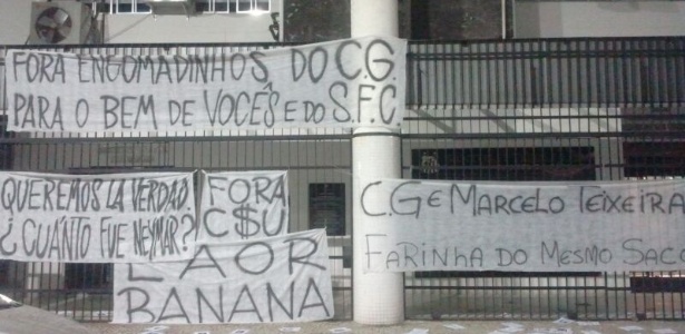 Torcedores do Santos protestaram com faixas na porta da Vila Belmiro - Samir Carvalho/UOL