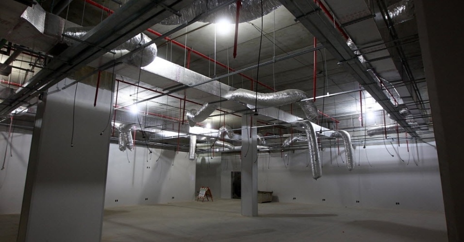 Imagem do espaço onde será montado o vestiário do Corinthians, com espaço para os armários de cada um dos jogadores
