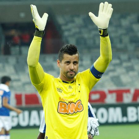 Cruzeiro goalkeeper Fábio waves to the crowd after being honored for his 500th game for the club (14/07/2013) - Washington Alves/Vipcomm/Press Release - Washington Alves/Vipcomm/Press Release